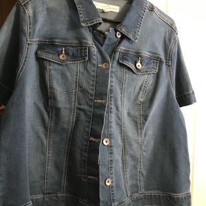 Short sleeve denim jacket with stretch.